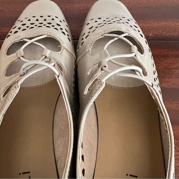 Vaneli Metallic Gold Fabra Laser Cut Oxford Flats. Size 7.5 S. Great Condition!! - Picture 3 of 8